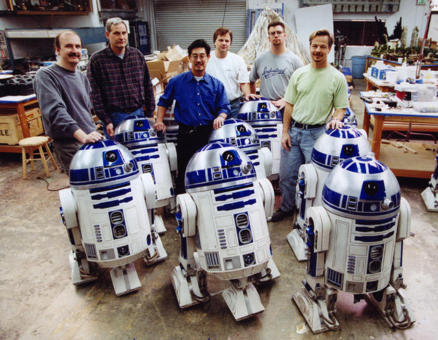 Grant Imahara con lo staff e tanti R2-D2