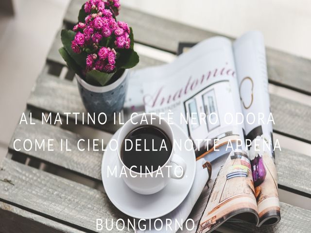 Al mattino il caffè nero odora come il cielo della notte appena macinato. Buongiorno.