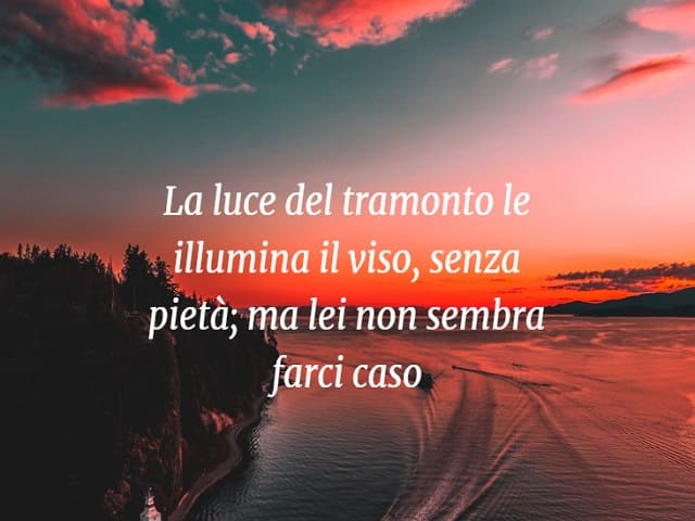 La luce del tramonto le illumina il viso, senza pietà; ma lei non sembra farci caso.
