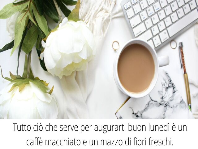 Tutto ciò che serve per augurarti buon lunedì è un caffè macchiato e un mazzo di fiori freschi.