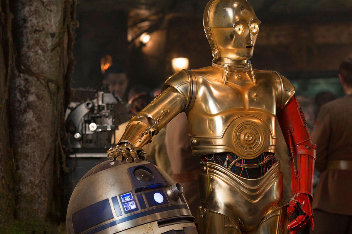 Ecco perché C-3PO ha il braccio rosso in Episodio VII - R2-D2 e C-3PO in Episodio VII
