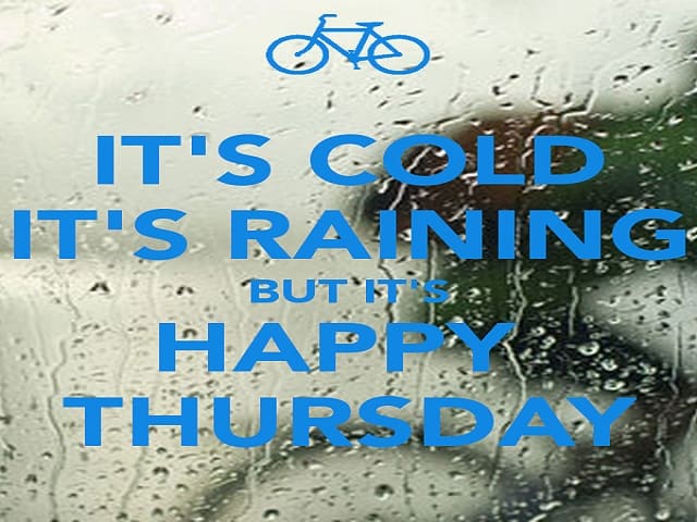 It's cold, it's raining but it's happy Thursday. (È freddo, è piovoso ma è un felice Giovedì.)