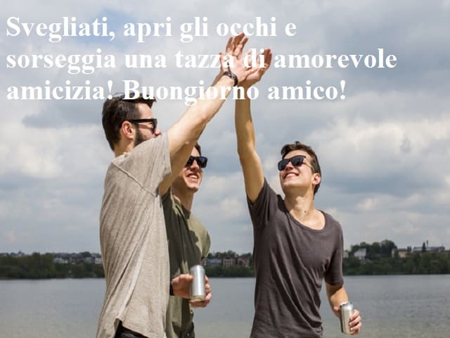 Svegliati, apri gli occhi e sorseggia una tazza di amorevole amicizia! Buongiorno amico!