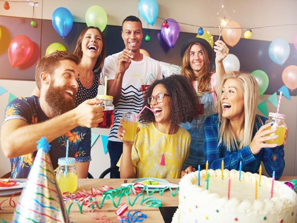 Buon compleanno amico! 135 frasi, immagini e video da dedicare a un amico speciale - Happy exuberant group of friends celebrating a birthday party toasting the birthday girl laughing and joking