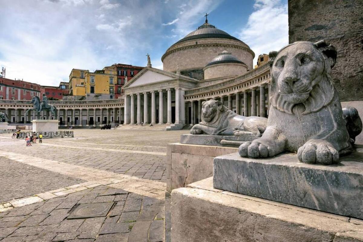 Piazza del Plebiscito: alla scoperta di una delle più belle piazze di Napoli - 