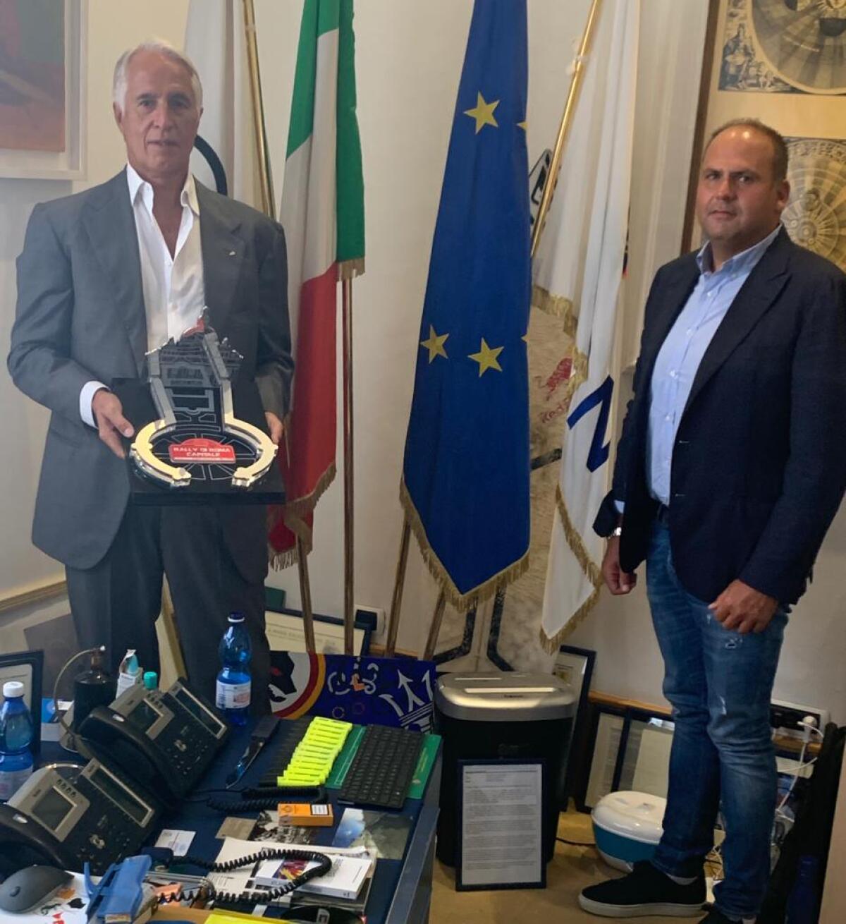 Rendina consegna a Malago' il riconoscimento del Rally di Roma - 