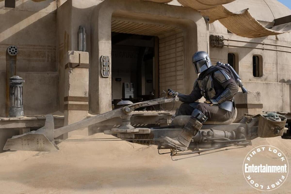 The Mandalorian 2: ecco le prime immagini ufficiali! - Mando e il Bambino su Mos Pelgo