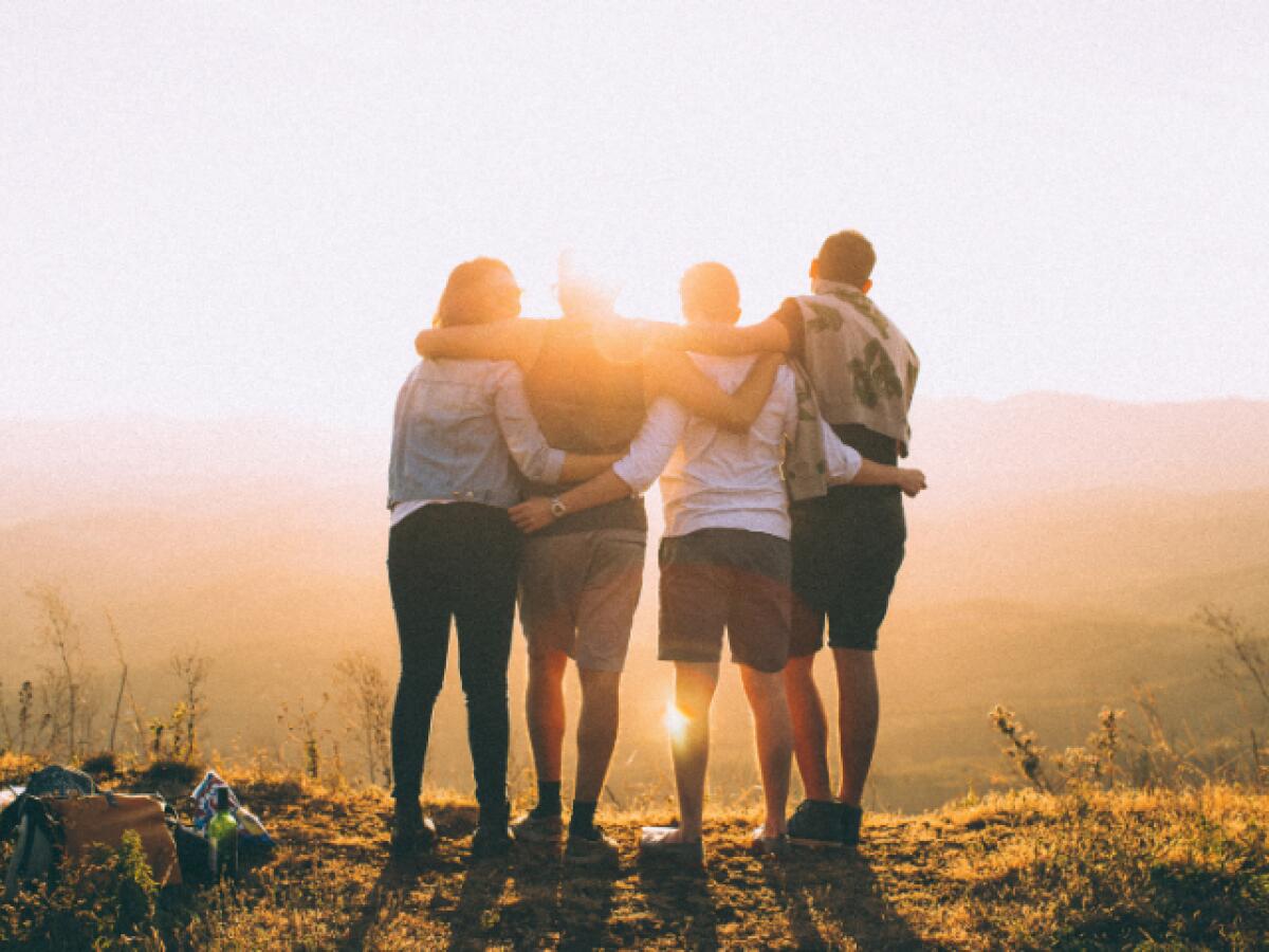 Frasi sull'amicizia in inglese: 112 modi per dimostrare il nostro affetto - The tender friendships one gives up, on parting, leave their bite on the heart, but also a curious feeling of a treasure somewhere buried.
Antoine de Saint-Exupéry