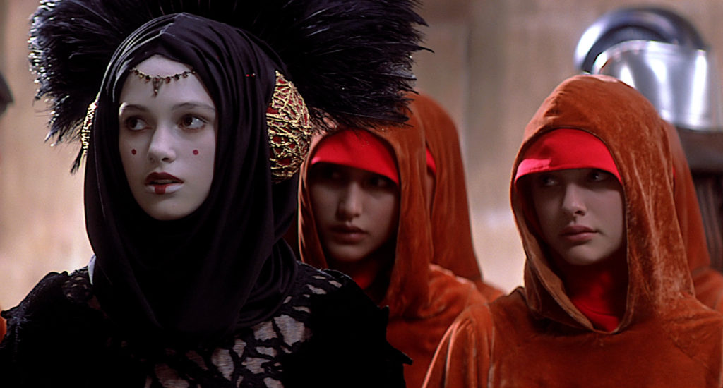 In primo piano Sabé, al suo fianco Padmé vestita da ancella.Da: wookieepedia