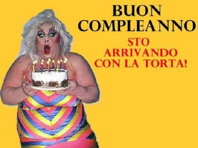 Buon compleanno. Sto arrivando con la torta!