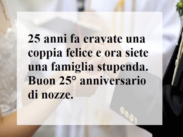 25 anni fa eravate una coppia felice e ora siete una famiglia stupenda. Buon 25° anniversario di nozze.
