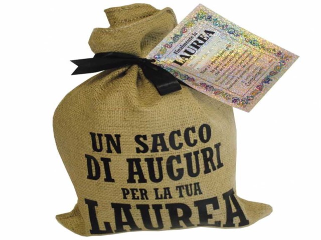 Un sacco di auguri per la tua laurea.