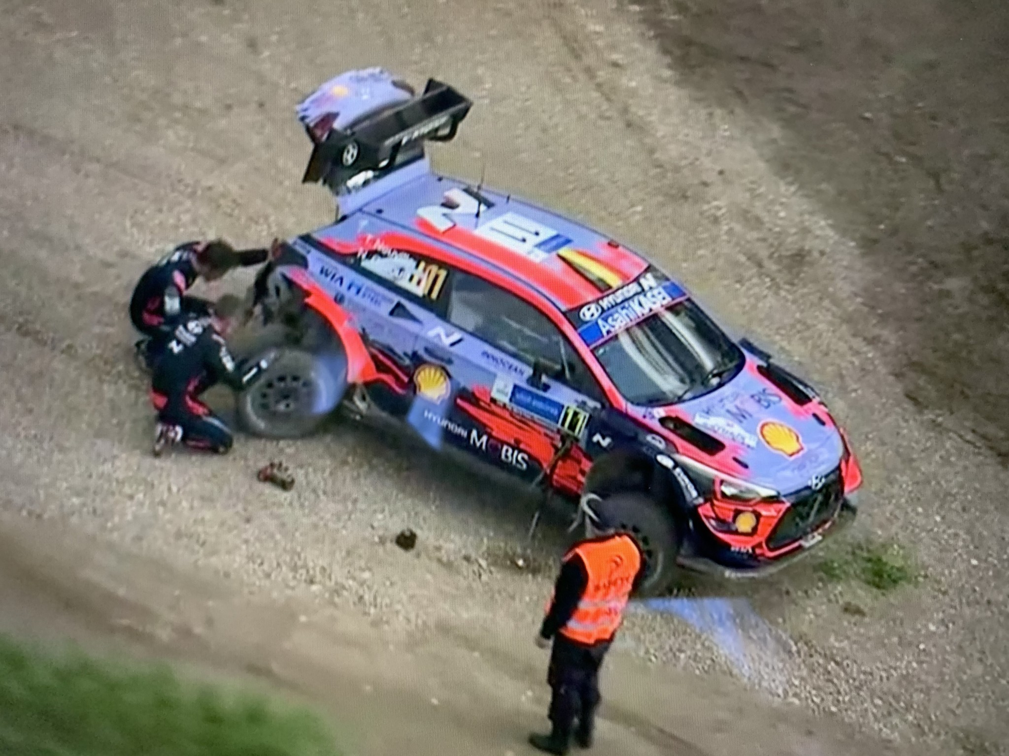 Uno sconsolato Thierry Neuville controlla i danni procurati dall'uscita di strada nel corso della PS7