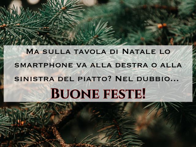 Ma sulla tavola di Natale lo smartphone va alla destra o alla sinistra del piatto? Nel dubbio... Buone feste!