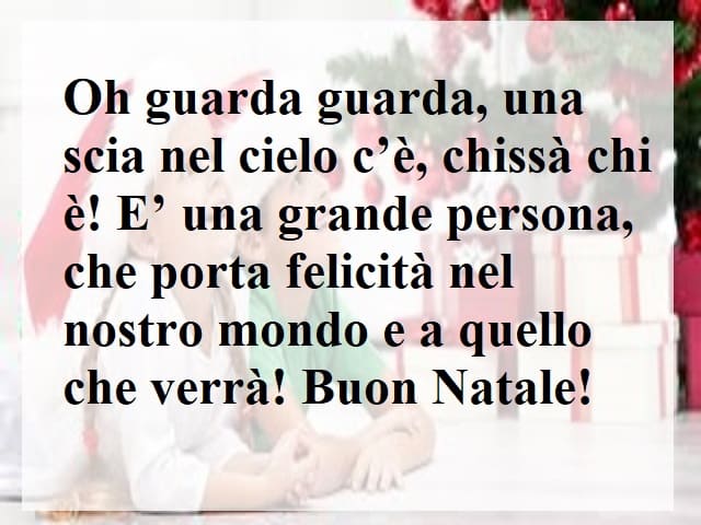 Oh guarda, una scia nel cielo c'è, chissà chi è! È una grande persona, che porta felicità nel nostro mondo e a quello che verrà! Buon Natale!