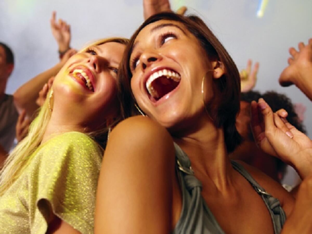 Frasi divertenti sull'amicizia : 104 pensieri e immagini divertenti per strappare un sorriso a chi vogliamo bene - 