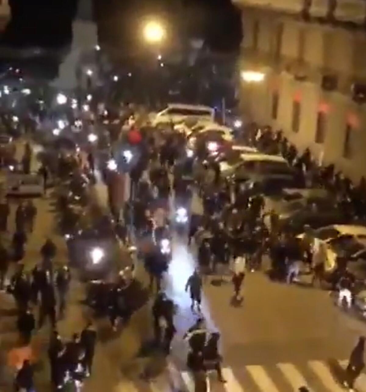 Guerriglia Napoli, Di Maio: "No scuse davanti a violenza" - Immagine in evidenza: guerriglia urbana a Napoli - crediti foto: video pubblicato sui profili social del Ministro Luigi Di Maio