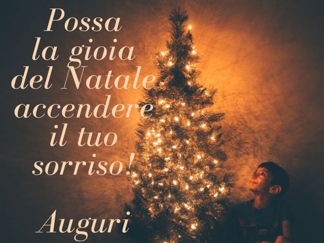 Possa la gioia del Natale accendere il tuo sorriso! Auguri.