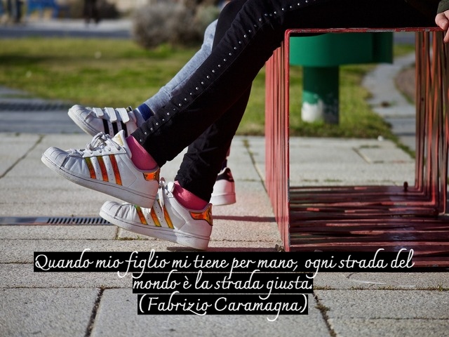 Quando mio figlio mi tiene per mano, ogni strada del mondo è la strada giusta.(Fabrizio Caramagna)