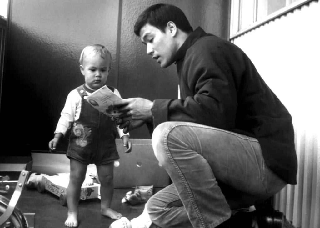 Un piccolo Brandon Lee col padre Bruce Credits: Cinematographe