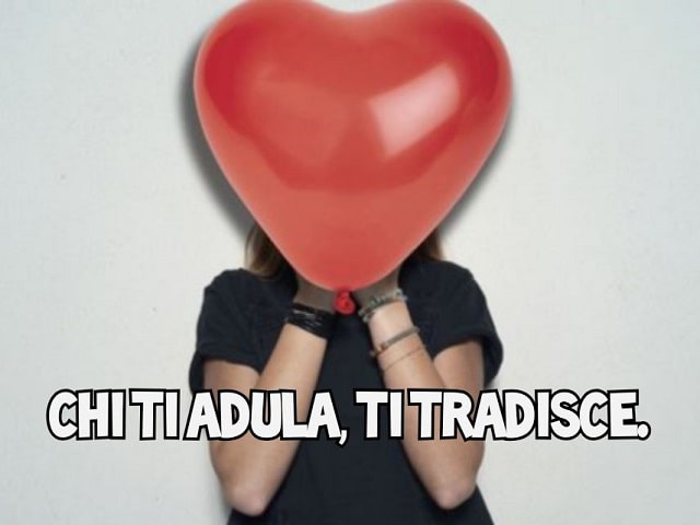 Chi ti adula, ti tradisce.