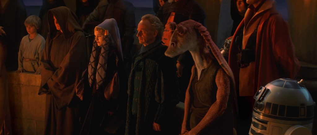 Palpatine e Jar Jar uno affianco all'altro al funerale di Qui-Gon