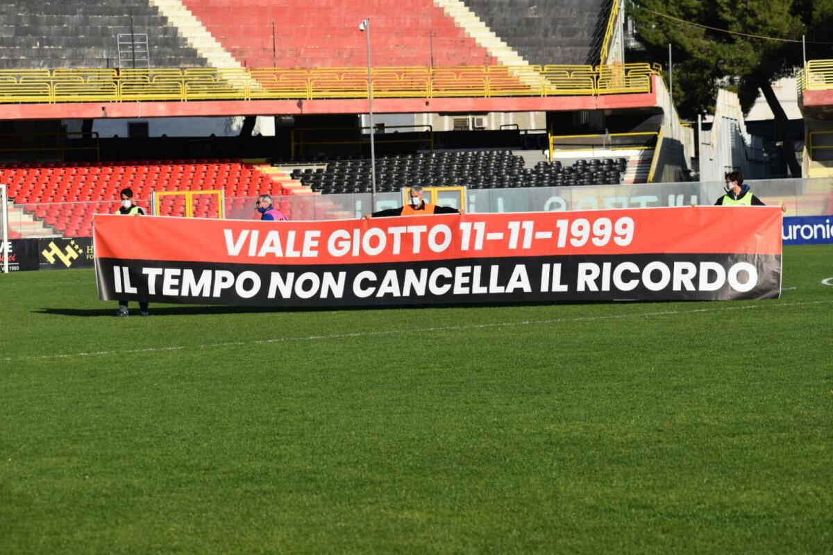 Foggia, allo Zac l'omaggio alle vittime di Viale Giotto - Immagine in evidenza: l'omaggio alle vittime di Viale Giotto prima di Foggia-Turris 2-2 del novembre 2020 - crediti: foto di Luigia Spinelli (RIPRODUZIONE VIETATA)
