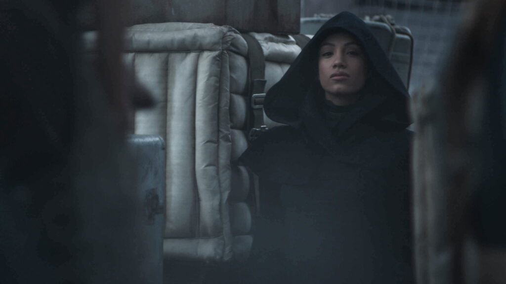La figura incappucciata del trailer.