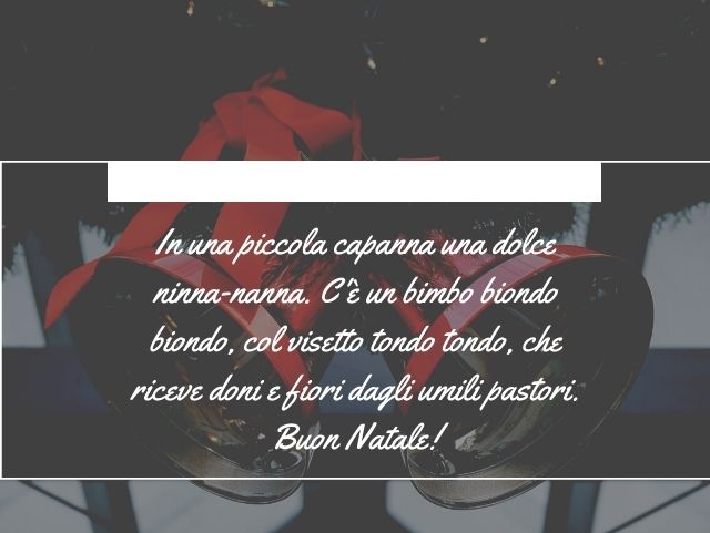 In una piccola capanna una dolce ninna-nanna. C'è un bimbo biondo biondo, col visetto tondo tondo, che riceve doni e fiori dagli umili pastori. Buon Natale!