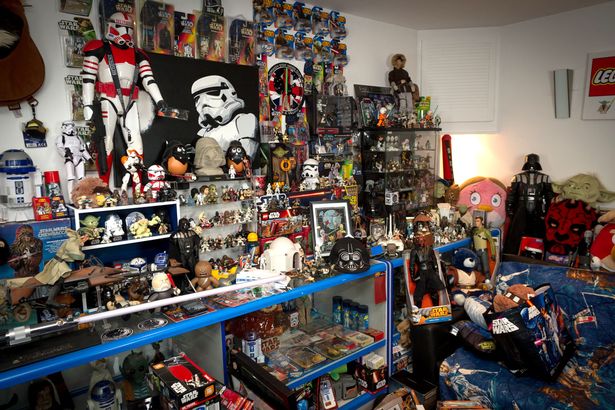 Una collezione di oggetti a tema Star Warsfonte: Mirror
