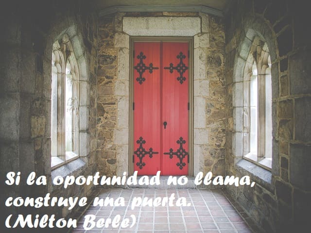 Si la oportunidad no llama, construye una puerta. (Se l’opportunità non bussa costruisci una porta.) (Milton Berle)