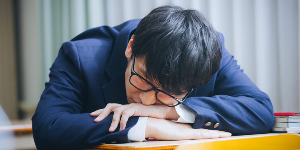 Dormire in pubblico: in Giappone è una consuetudine sociale
