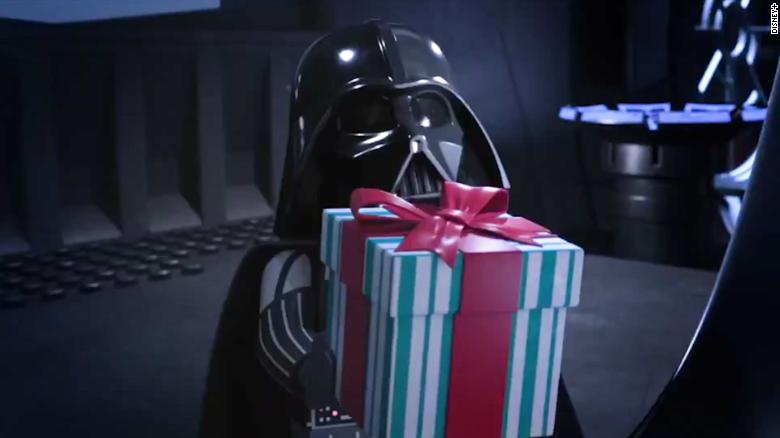 Darth Vader fa un regalo a Palpatine.