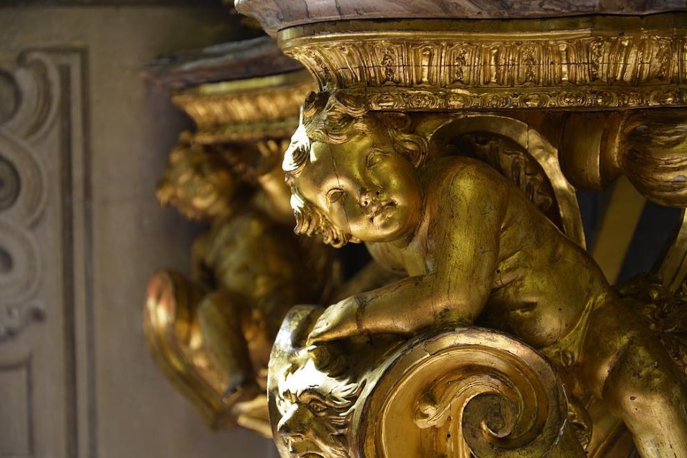 Putto in legno dorato presso la Galleria Nazionale di Palazzo Spinola.