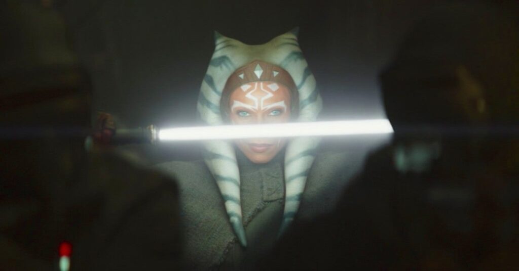 Ahsoka con le sue spade laser a lama bianca
