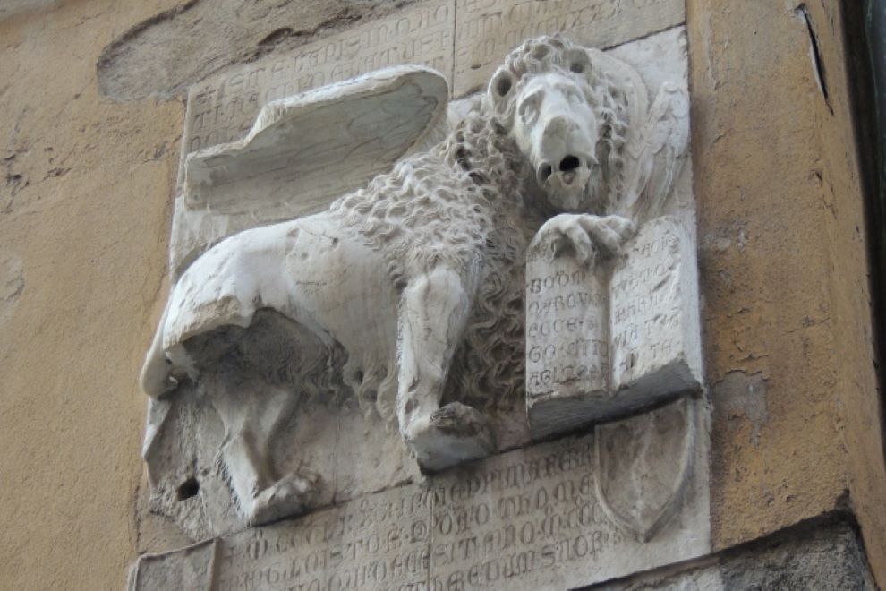 Il celebre leone di Pola, incastonato nella parete esterna della chiesa e portato a Genova da Gaspare Spinola dopo la vittoria ottenuta a Pola sui veneziani nel 1380 durante la Guerra di Chioggia.