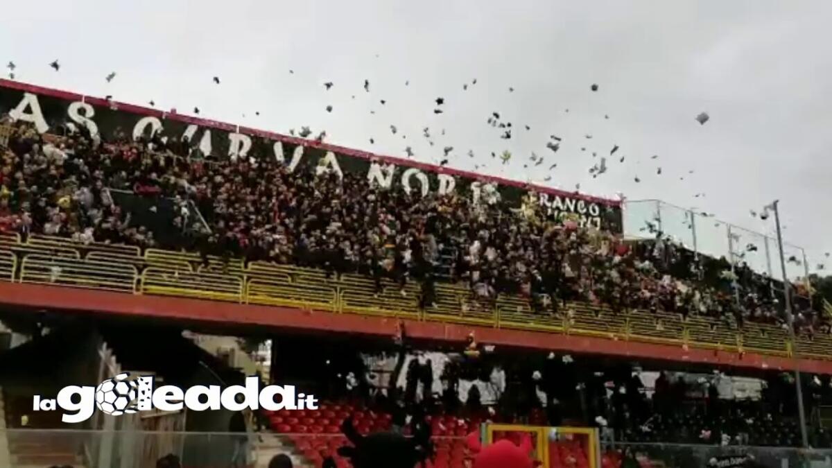 Foggia, caso Gentile. Curva Nord: "Sindaco, a cosa allude?" - Immagine in evidenza: Foggia, lancio dei peluches della Curva Nord in Foggia-Gladiator - crediti: Mario Mescia/lagoleada.it (RIPRODUZIONE RISERVATA)