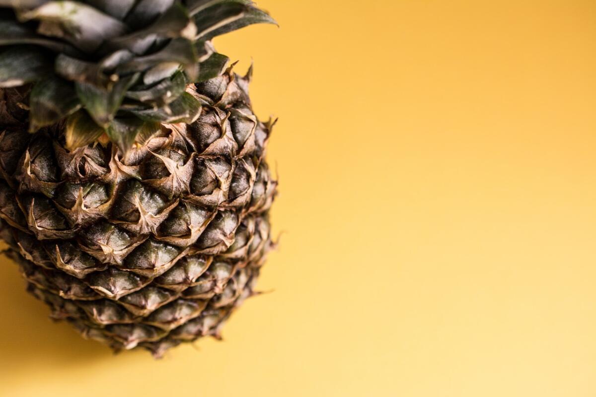 Mangiando l'ananas brucia la lingua? È perché é lui a mangiare noi - 