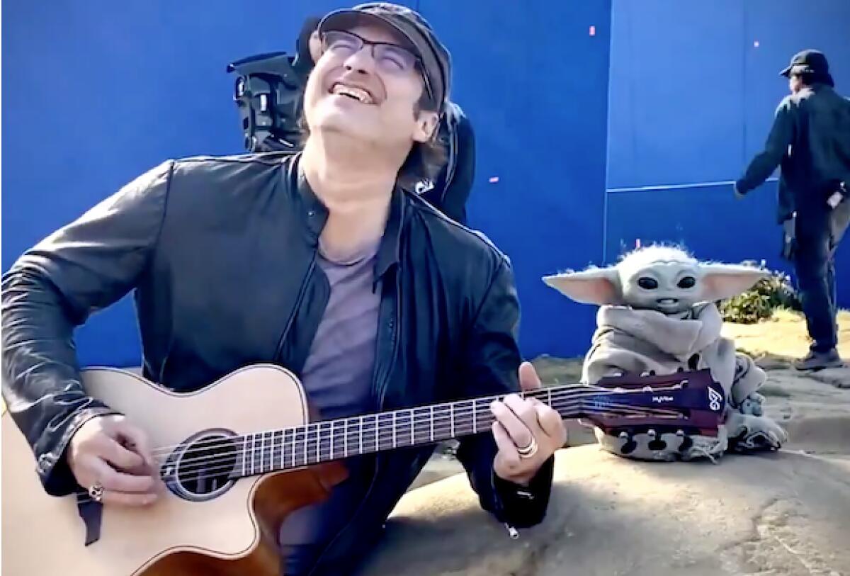 Il video di Grogu che balla mentre Robert Rodriguez suona è già virale - Robert Rodriguez e Grogu.
Da: tvline