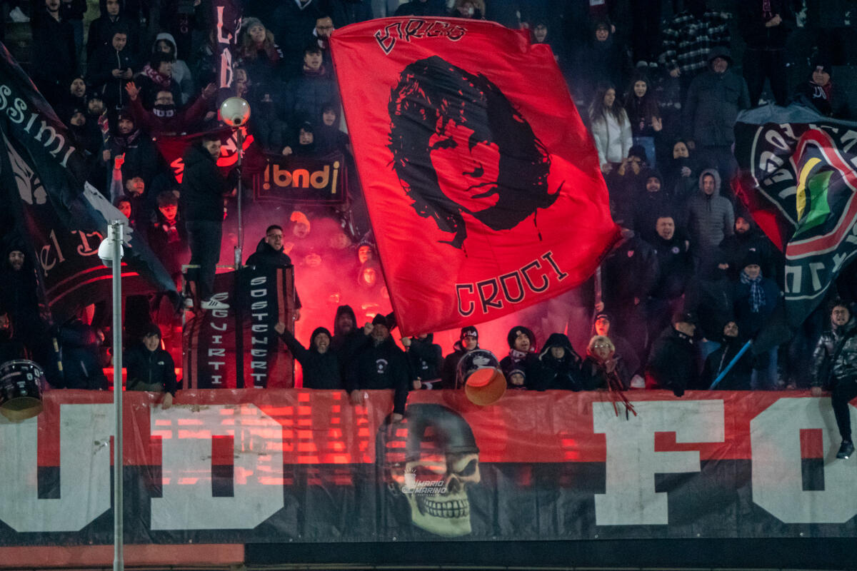 Perché Jim Morrison è un simbolo del Foggia? - Il bandierone di Jim Morrison, esposto dal club Borgo Croci 1993, in Curva Nord. Foto di Mario Marino - riproduzione riservata