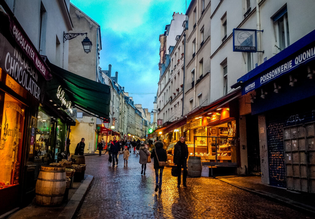 Esempio di un quartiere di Parigi e i suoi piccoli negozi alimentari.Credits: Daniel Kakiuthi via Flickr