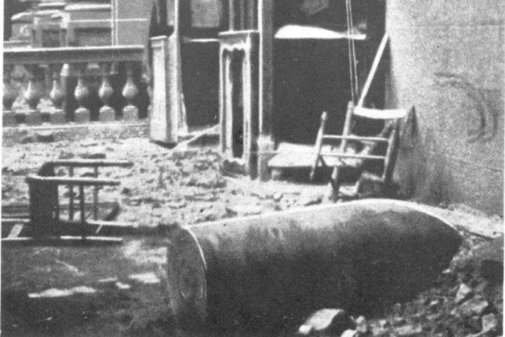 Foto d'epoca della bomba inesplosa all'interno della Cattedrale di San Lorenzo a Genova.