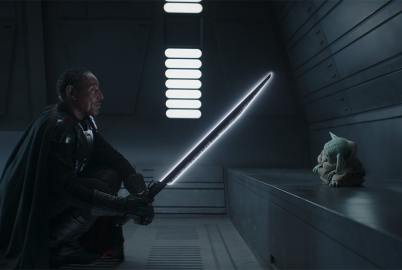 Moff Gideon mostra a Grogu la Darksaber