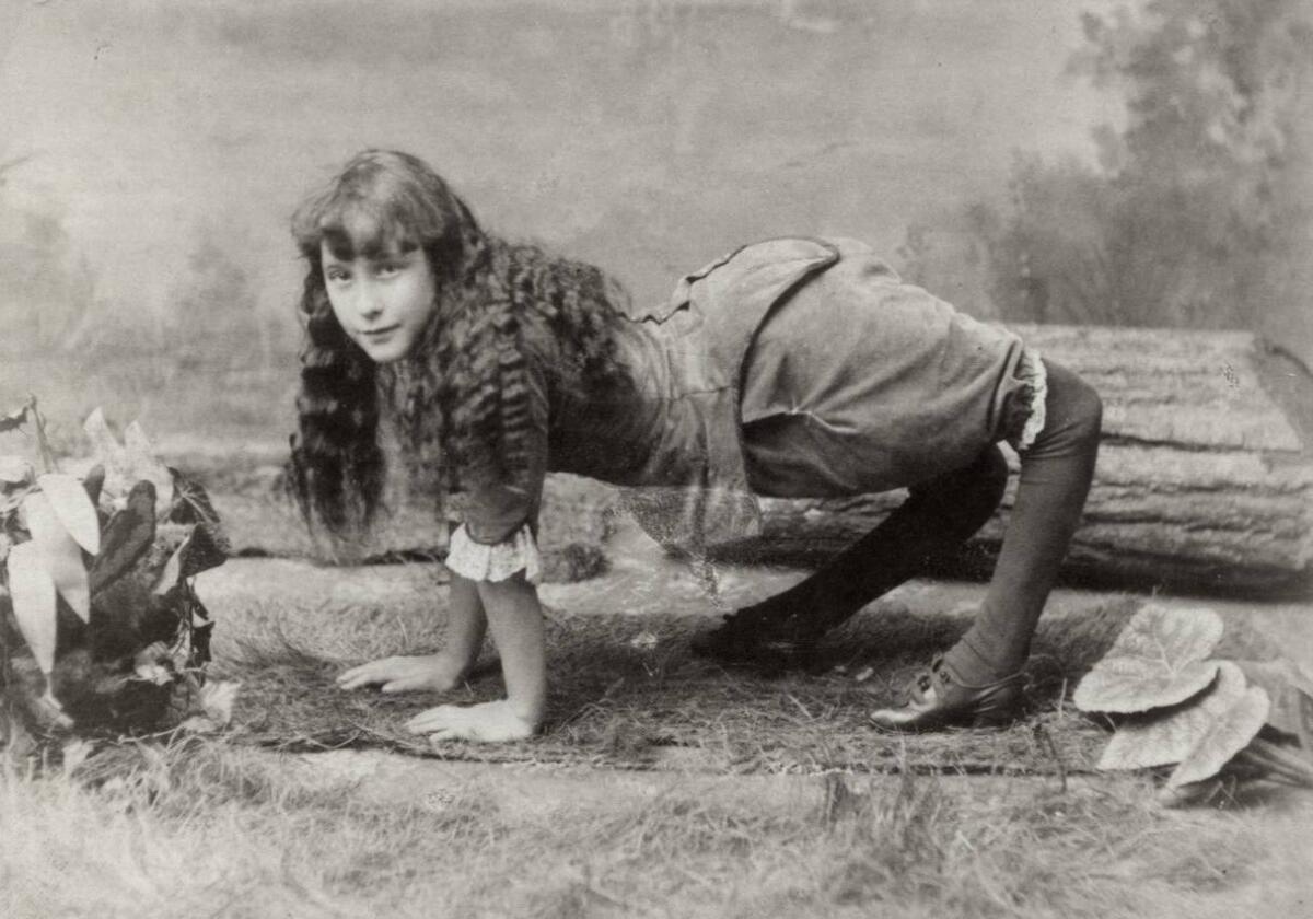 Ella Harper: la ragazza cammello che camminava su quattro arti - Credits: mysteriesrunsolved.com