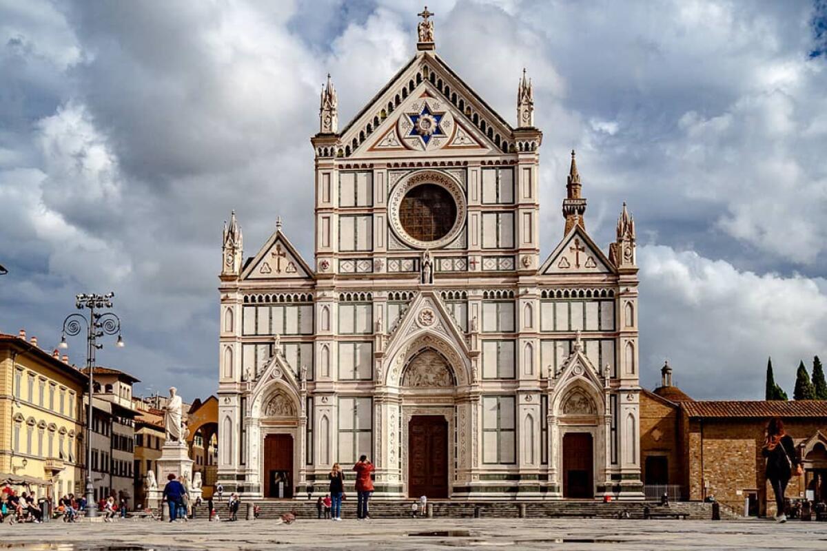 Santa Croce di Firenze: la Basilica che incantò Ugo Foscolo e Stendhal nella Piazza nel cuore della città - 