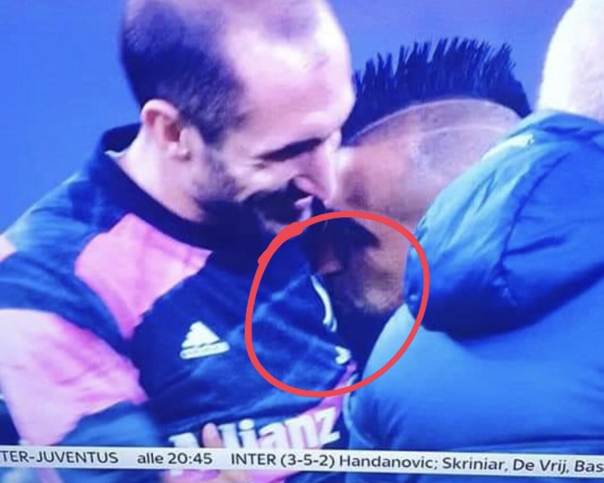 Vidal: “Non ho baciato lo stemma della Juve”, le immagini però... - 