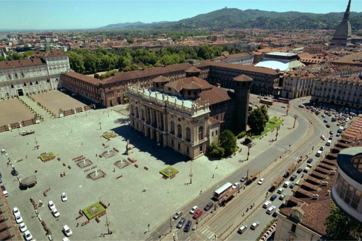 Piazza Castello: una passeggiata nella cultura torinese, tra i portici e i caffè storici - 