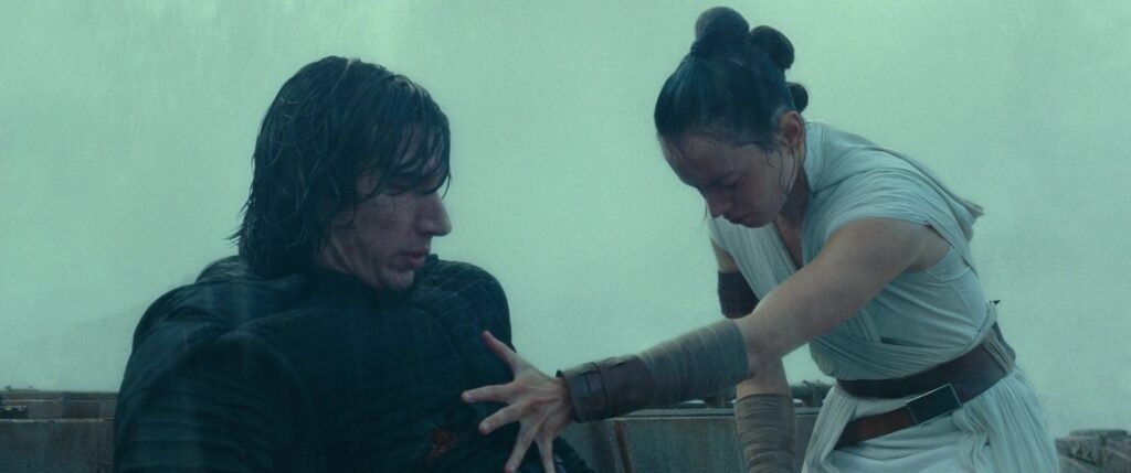 Rey salva la vita a Ben Solo in L'ascesa di Skywalker