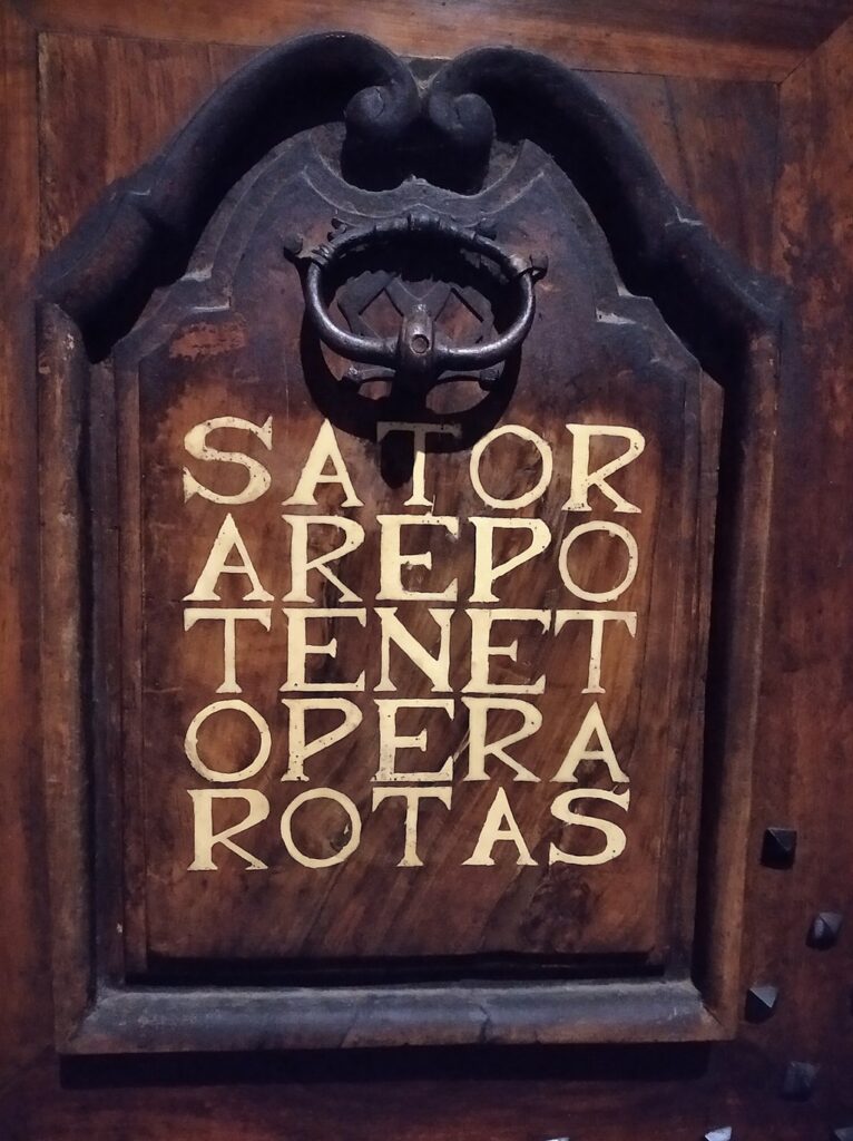 Enigma del Sator su una porta a Grenoble, in Francia.Credits: Tux-Man via Wikimedia Commons