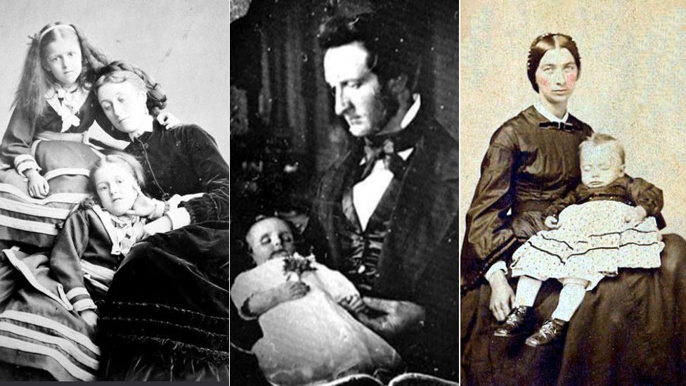 Nella prima immagine, due bambine posano con la madre deceduta; nella seconda a nella terza foto, un padre e una madre tengono il loro bambino deceduto come stesse dormento.                                                                                  